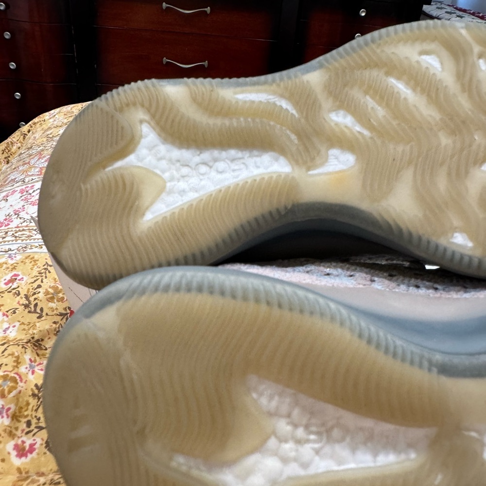 Stylish Sneakers in Cream and Tan - Picture 5 of 12